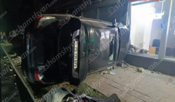 Երևանում «BMW»-ն բախվել է «Մաժոր» խանութի ցուցափեղկին և կողաշրջվել