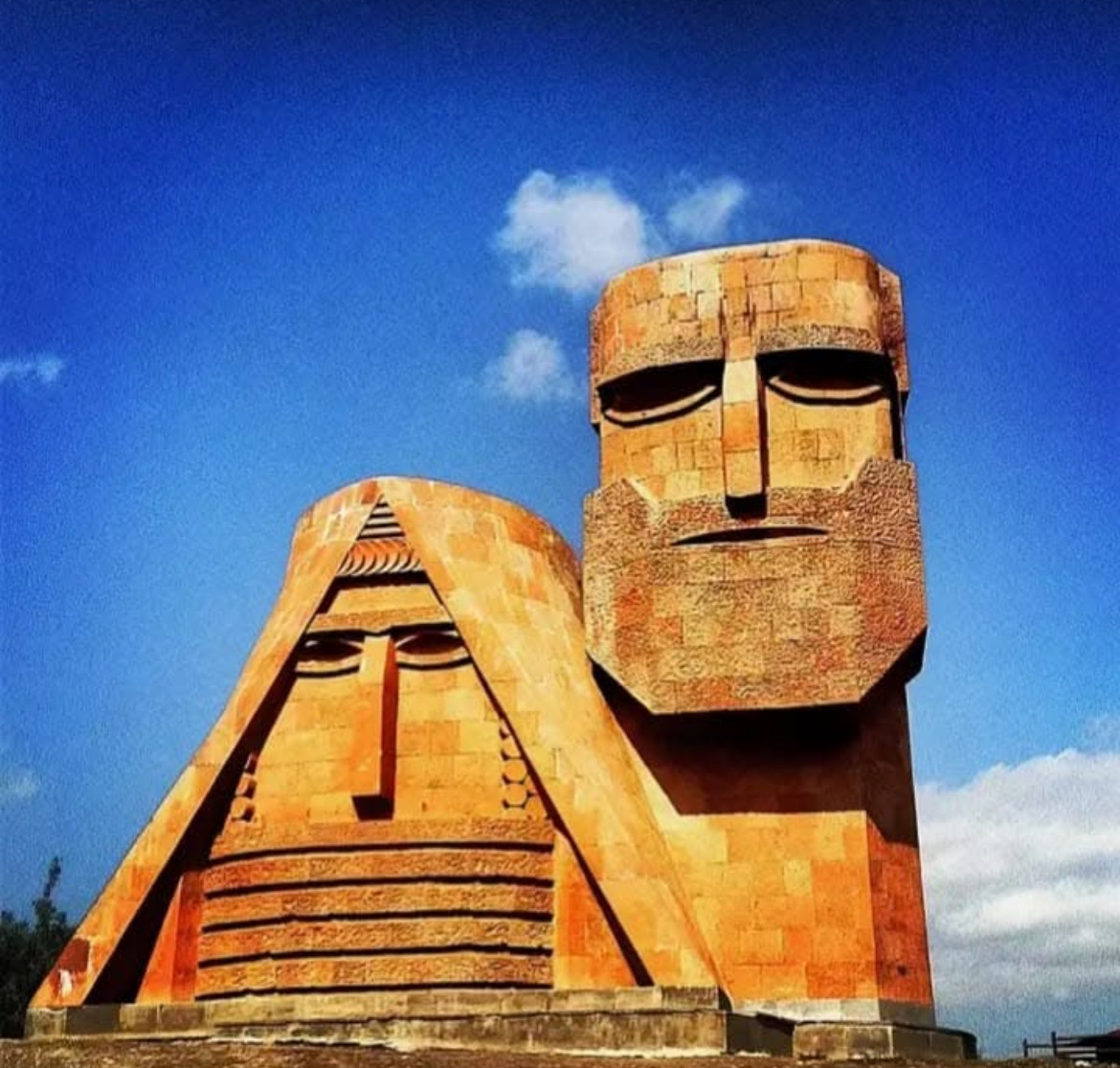 ՀՀ իշխանությունները հերթական անգամ առկա մարտահրավերները փորձում են մատուցել որպես «աննախադեպ հաջողություն»՝ շրջանցելով այն արձանագրումը, որ այդ գինն իրենք վճարել են Արցախի անունը այլևս չտալով. «Ապրելու երկիր» կուսակցություն