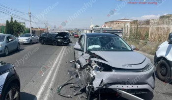 Դավիթ Բեկ փողոցում բախվել են «Mitsubishi»-ն և «BYD»-ն. տուժածներից մեկն անչափահաս է