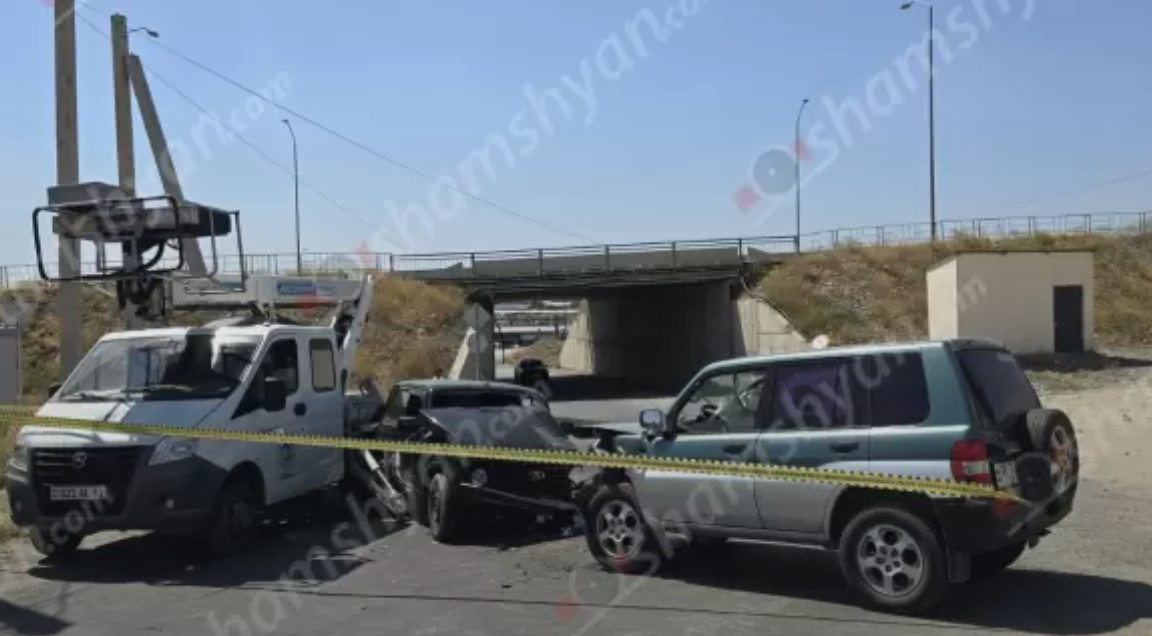 Սիլիկյան խճուղում բախվել են «ՎԱԶ 2121»-ն ու «Mitsubishi»-ն. «Նիվա»-ն էլ բախվել է աշխատանքներ կատարղ ՀԷՑ-ի բեռնատար «ԳԱԶել»-ին. կան վիրավորներ․ Shamshyan.com