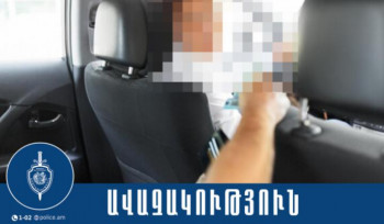Ուղևորը հետնամասից ինչ-որ առարկա է պաhել տաքսու վարnրդի գլխին՝ պաhանջելով գումար