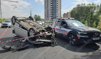 Բուսաբանական այգու մոտ «Nissan Versa»-ն բախվել է կամրջի պատնեշներին և գլխիվայր շրջվել․ կա տուժած