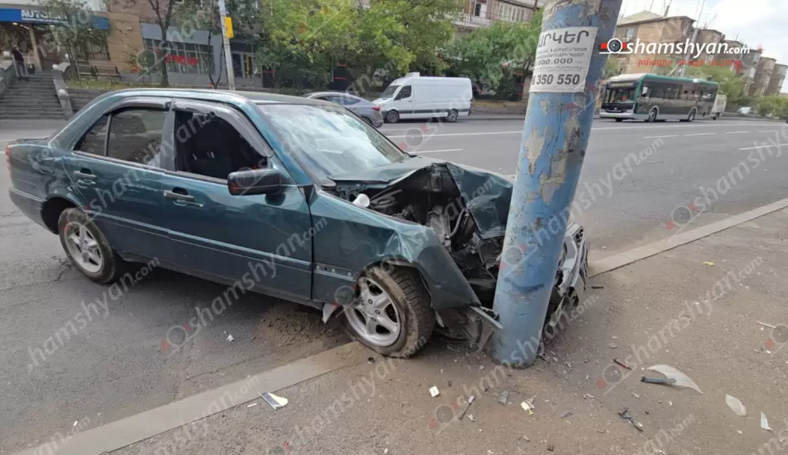 Երևանում՝ Ռուբինյանց փողոցում, «Mercedes»-ը դուրս է եկել երթեկելի գոտուց, բախվել եզրաքարին, ապա երկաթե էլեկտրասյանը․ վարորդը տեղափոխվել է հիվանդանոց