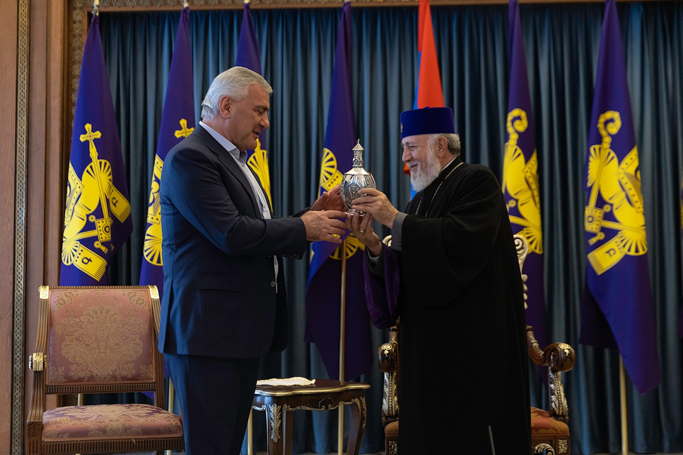 Տարակույս չունենք, որ ամուր եք հոգով և աներեր՝ Ձեզ բնորոշ սկզբունքայնության մեջ. Ամենայն Հայոց Կաթողիկոսը շնորհավորական նամակ է հղել Սամվել Կարապետյանին