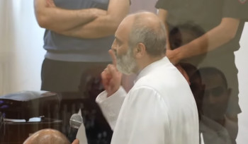 Փաստաբաննե՛ր, արգելում եմ, այլևս չմասնակցեք դատական պրոցես կոչվածին. այս դատարանում մեռել են արդարադատությունն էլ, խիղճն էլ, բարոյականությունն էլ. Բագրատ սրբազան