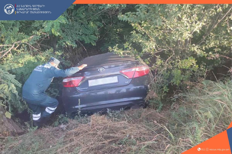 Երևան-Սևան-Իջևան ավտոճանապարհի բախվել են «Hyundai»-ն և «Toyota»-ն․ վերջինս դուրս է եկել ճանապարհի երթևեկելի հատվածից, հայտվել մոտ 3 մետր խորությամբ փոսում