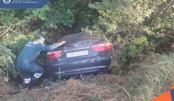 Երևան-Սևան-Իջևան ավտոճանապարհի բախվել են «Hyundai»-ն և «Toyota»-ն․ վերջինս դուրս է եկել ճանապարհի երթևեկելի հատվածից, հայտվել մոտ 3 մետր խորությամբ փոսում
