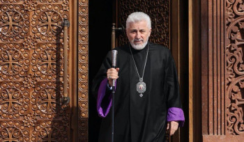 Եզրաս արքեպիսկոպոսը կօծի Նախոդկայի հայկական եկեղեցին