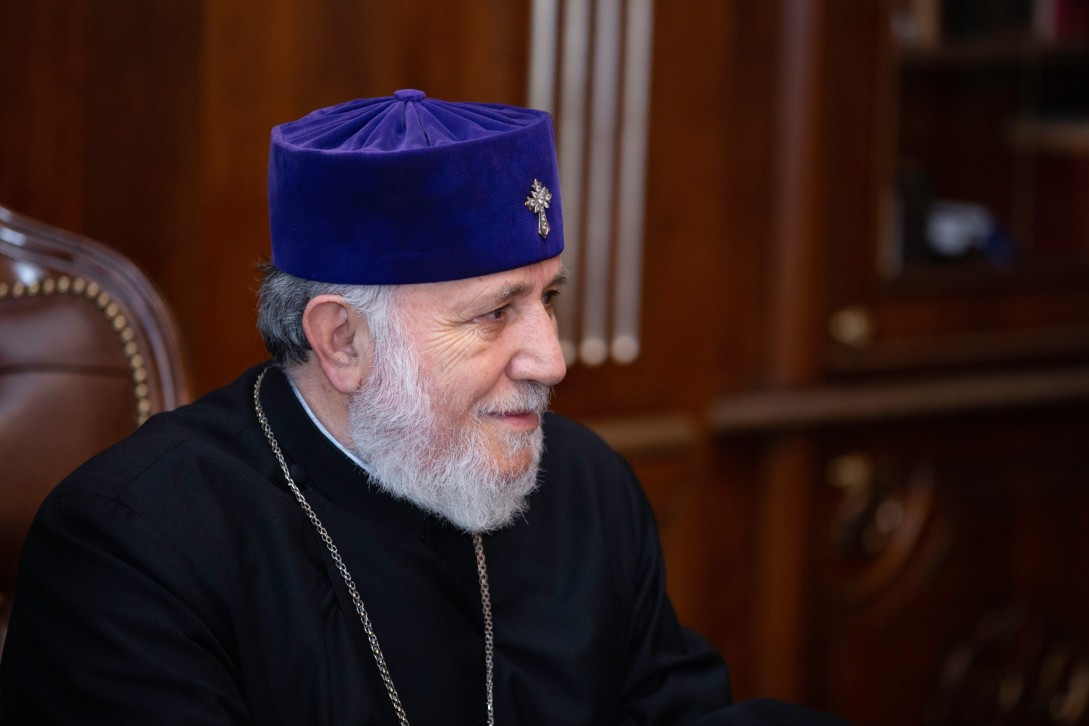 Թող բարձրյալ Աստված իր սուրբ աջի հովանու ներքո խաղաղության մեջ պահի հայրենի մեր երկիրը և բարօրություն շնորհի աշխարհասփյուռ մեր ժողովրդին․ Գարեգին Բ