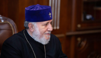Թող բարձրյալ Աստված իր սուրբ աջի հովանու ներքո խաղաղության մեջ պահի հայրենի մեր երկիրը և բարօրություն շնորհի աշխարհասփյուռ մեր ժողովրդին․ Գարեգին Բ