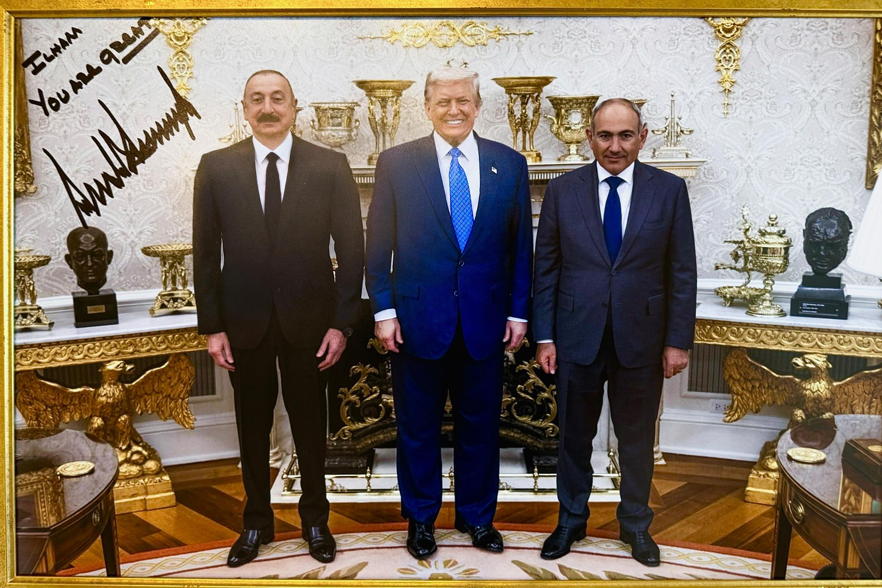 «Իլհամ, դու մեծ առաջնորդ ես»․ Թրամփը գովանաբել է Ալիևին՝ իր մակագրությամբ լուսանկարներով