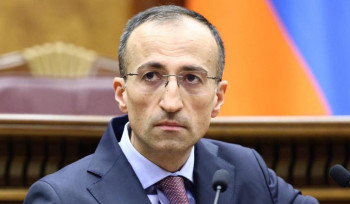 Կկախի՞ պատից Փաշինյանի լուսանկարը, թե՞ կմնա «սկզբունքային տղա». «Հրապարակ»