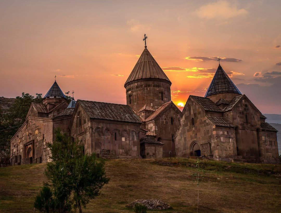Տարածված տեսանյութում ներկայացվածը Հաղարծնի վանքը չէ, տեսանյութը Գոշավանքից է, երբ ենթադրյալ գողությունից հետո գավիթում հաշվառում է արվել. Տավուշի թեմ