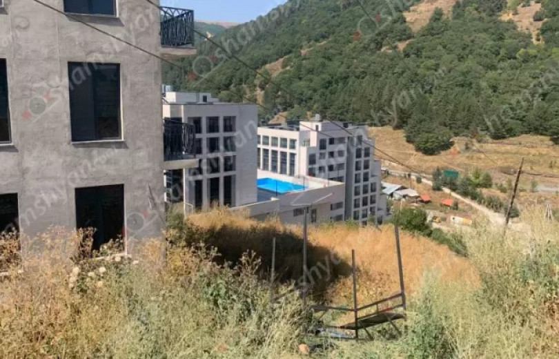Կեչառիս վանական համալիրի հարևանությամբ  հայտնաբերել են 2 տղամարդու մшրմին․ Shamshyan.com