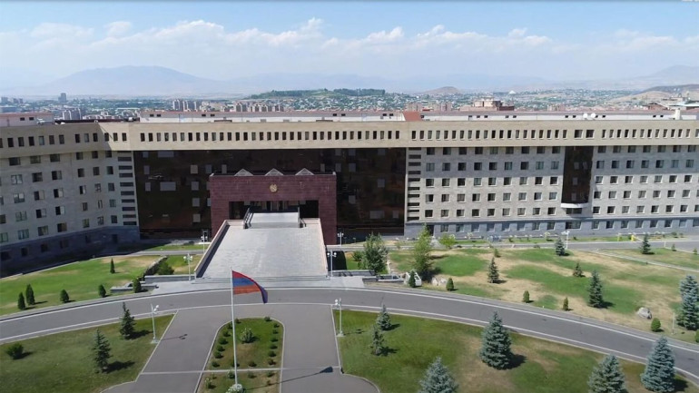 Նշանակվել է ծառայողական քննություն․ ՊՆ-ն՝ մոտոցիկլիստի ու բանակային դիրքի զինծառայողների մասնակցությամբ տեսանյութի մասին