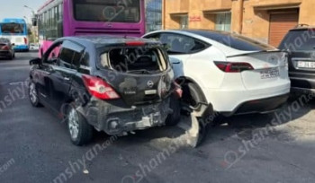 Ազատության պողոտայում՝ «Զովք» սուպերմարկետի մոտ, բախվել են Tesla-ն, Nissan-ն ու թիվ 10 երթուղու ավտոբուսը