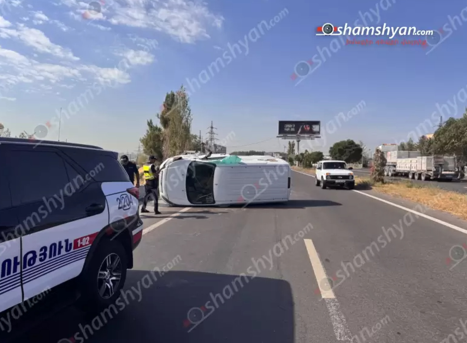 Կոտայքում «Ford Transit»-ը «բախվել է բազալտե եզրաքարին և կողաշրջված հայտնվել ճանապարհի մեջտեղում