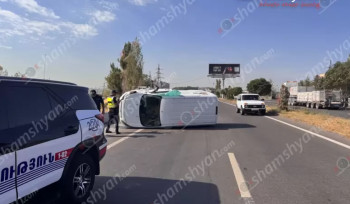 Կոտայքում «Ford Transit»-ը «բախվել է բազալտե եզրաքարին և կողաշրջված հայտնվել ճանապարհի մեջտեղում