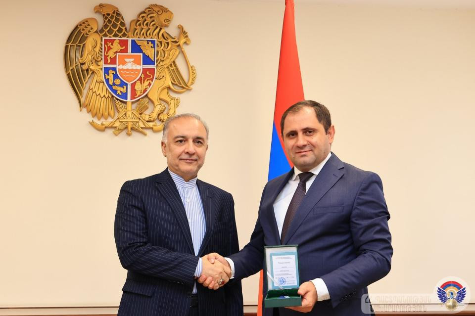 ՀՀ պաշտպանության նախարարը գերատեսչական մեդալով է պարգևատրել ՀՀ-ում դիվանագիտական առաքելությունն ավարտող ԻԻՀ դեսպանին