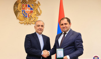 ՀՀ պաշտպանության նախարարը գերատեսչական մեդալով է պարգևատրել ՀՀ-ում դիվանագիտական առաքելությունն ավարտող ԻԻՀ դեսպանին