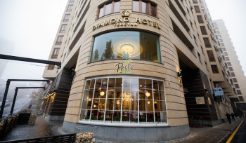 30-ամյա կինը մտել է «Դայմոնդ» հյուրանոց, հայհոյանքներ հնչեցրել, վնասել գույքը և իրեր նետել աշխատակիցների վրա