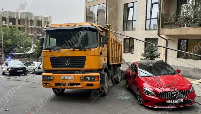 Երևանում հողով բարձված բեռնատարը բախվել է բետոնե էլեկտրասյանը, ապա «Mercedes»-ին և «Volkswagen»-ին