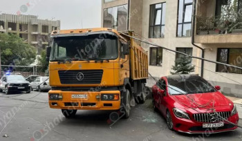 Երևանում հողով բարձված բեռնատարը բախվել է բետոնե էլեկտրասյանը, ապա «Mercedes»-ին և «Volkswagen»-ին