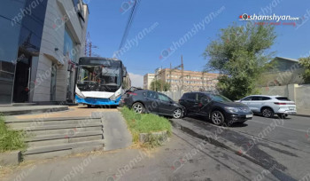 Դիսպետչերական կետում կայանված ավտոբուսը ինքնաբերաբար առաջ է ընթացել, բախվել «Peugeot»-ին, մոտ 100 մետր նորից առաջ է ընթացել, բախվել բազալտե եզրաքարերին