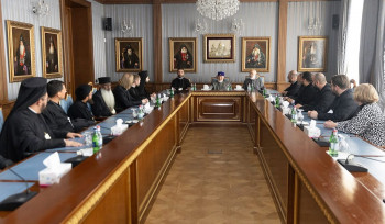 Ամենայն Հայոց Կաթողիկոսն  ընդունել է  Նիկիայի առաջին տիեզերաժողովի 1700-ամյակին նվիրված  համաժողովի մասնակիցներին