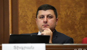 Օրը 20 հոգի նույն ասֆալտը, դպրոցն ու թունելը տարբեր ռակուրսների նկարում ու թանկ ծախում են հասարակության վրա, թե բա` աննախադեպ․ Աբրահամյան