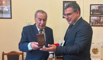 ՆԳ նախարարի տեղակալը 85-ամյակի կապակցությամբ պարգև է հանձնել ՆԳ նախկին նախարար Կառլոս Ղազարյանին