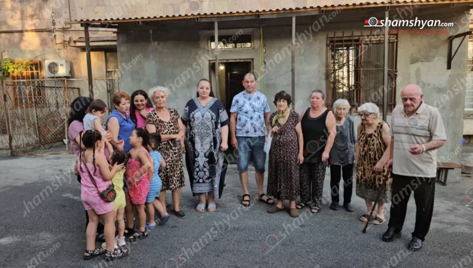 Երևանի Սիսակյան փողոցի շենքերից մեկի առաջին հարկի բնակարանների մի մասի հատակը և միջանցքը շարունակվում են քանդվել. բնակիչներն ահազանգում են
