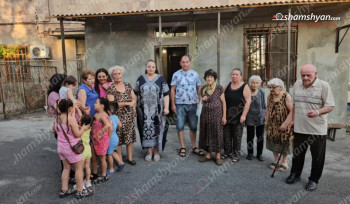 Երևանի Սիսակյան փողոցի շենքերից մեկի առաջին հարկի բնակարանների մի մասի հատակը և միջանցքը շարունակվում են քանդվել. բնակիչներն ահազանգում են