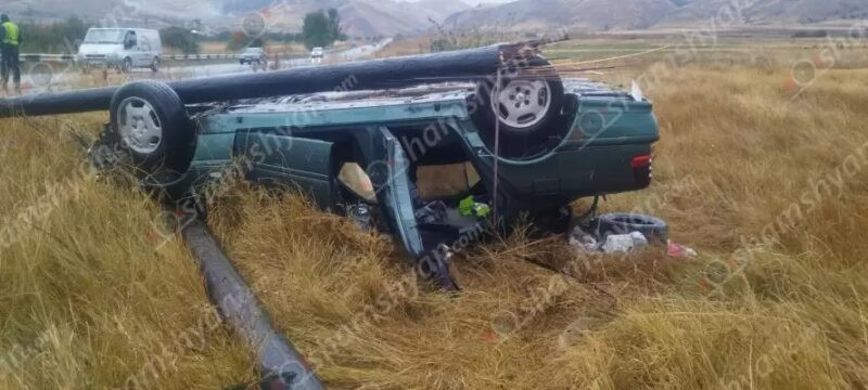 Ավտովթար՝ Լոռու մարզում․ «Mercedes»-ը բախվել է էլեկտրասյանը և գլխիվայր հայտնվել դաշտում