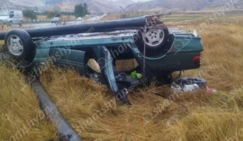 Ավտովթար՝ Լոռու մարզում․ «Mercedes»-ը բախվել է էլեկտրասյանը և գլխիվայր հայտնվել դաշտում