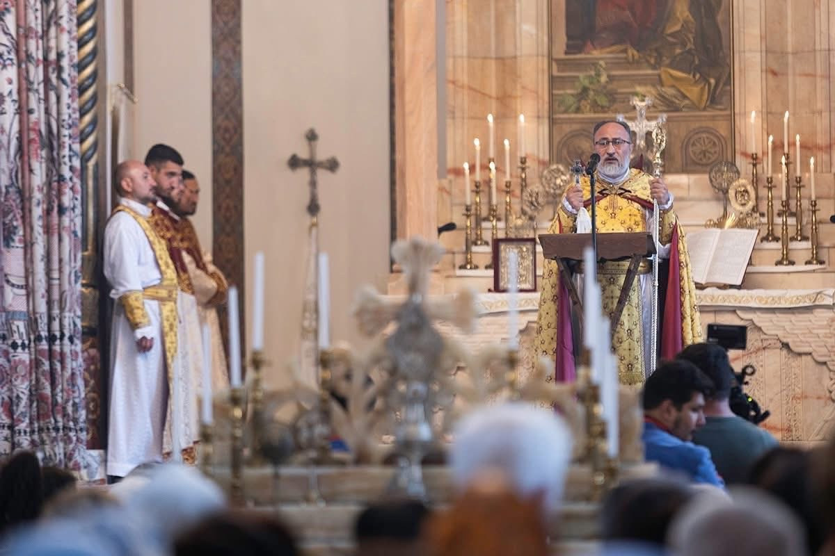 Յուրաքանչյուր մարդ իր խաչն ունի. Մայր Աթոռում պատարագիչ եպիսկոպոս Տիգրանյանը հորդորել է չվարանել  վերցնելու իրենց խաչը (լուսանկարներ)