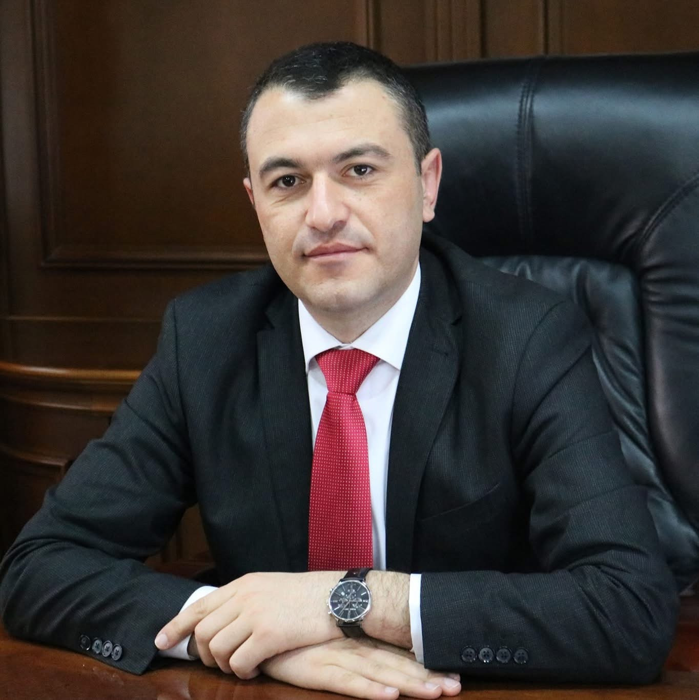 Կադաստրի կոմիտեի ղեկավարի աշխատասենյակում դաժանաբար քաղաքացու են ծեծե՞լ. աղմկահարույց սկանդալի հետքերով. Armlur