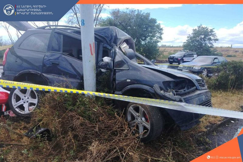 «Opel»-ը դուրս է եկել ճանապարհի երթևեկելի հատվածից և բախվել էլեկտրասյանը․ վարորդն արգելափակվել է