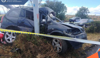 «Opel»-ը դուրս է եկել ճանապարհի երթևեկելի հատվածից և բախվել էլեկտրասյանը․ վարորդն արգելափակվել է