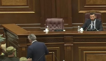 Անվտանգության աշխատակիցներն Էդգար Ղազարյանին դուրս հանեցին ԱԺ  նիստերի դահլիճից