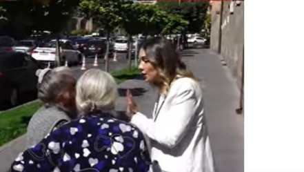 «Չնկարեք… Նիկոլական եմ». բողոքի ակցիա իրակացնող տատիկը քաշեց Սրբուհի Գալյանի թևից, որ առանձին խոսի