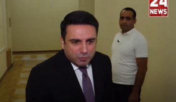 Մի՛ րոպե, սու՛ս մնա, ինչի՞ սենց աժիոտաժ սկսվեց․ Ալեն Սիմոնյանը՝ լրագրողին