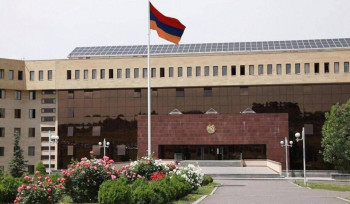 44-օրյա պատերազմում անհայտ կորած զինվորների ծնողները փակել են ՊՆ շենքի բոլոր մուտքերը