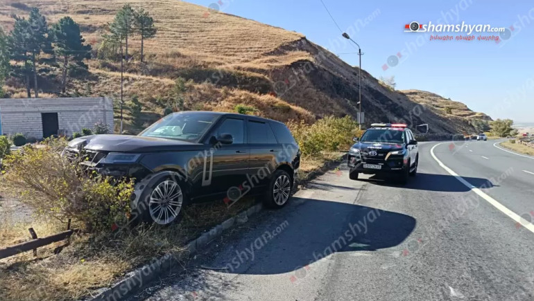 Կոտայքում «Range Rover»-ը բախվել է երկաթե էլեկտրասյանը, կոտրել այն և հայտնվել գազոնում