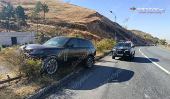 Կոտայքում «Range Rover»-ը բախվել է երկաթե էլեկտրասյանը, կոտրել այն և հայտնվել գազոնում