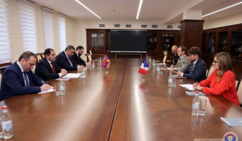 Պապիկյանն ու Ֆրանսիայի դեսպանը քննարկել են տարածաշրջանային ու միջազգային անվտանգությանն առնչվող օրակարգային հարցեր