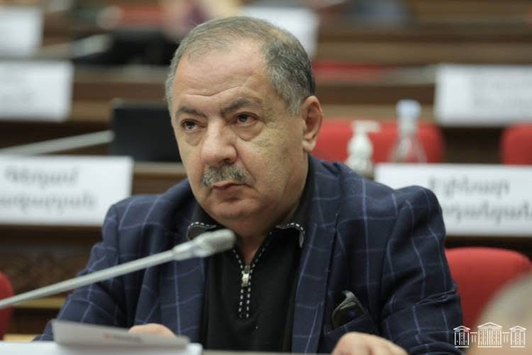 Ու ես սկսեցի հայհոյել՝ հաճույքով, սիրով, Սրբազանս, կարծեմ, գոհ խուց վերադարձավ. Աղվան Վարդանյան