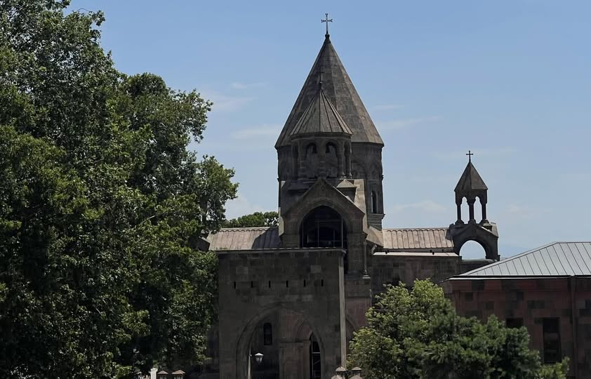 Տ․ Արամ քհն․ Ասատրյանը և Տ․ Տարոն քհն․ Հունանյանը չեն ներկայացել Մայր Աթոռի Պարգևների շնորհման և կարգապահական հարցերի հանձնախմբի  նիստին