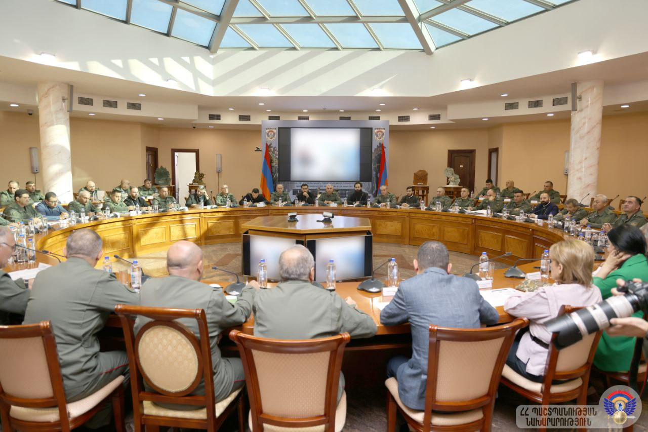 Գեներալ-լեյտենանտ Էդվարդ Ասրյանի գլխավորությամբ վարչական համալիրում տեղի է ունեցել զինծառայողների գաղափարական դաստիարակության ոլորտին առնչվող կոնֆերանս