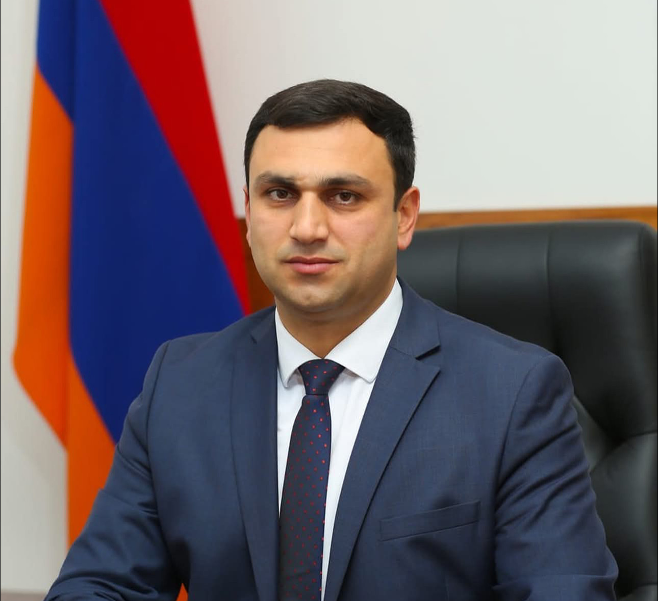 ՔՊ-ական Մեխակյանին ճանաչողները պատմում են, որ երիտկարիերիստը երազում էր Սերժ Սարգսյանին մոտիկից տեսնել, բայց այսօր նրա մասին անունով է խոսում. «Հրապարակ»